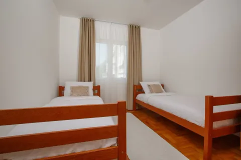 Rent, two bedroom apartment, 60m², Dobrota, Kotor - image 8