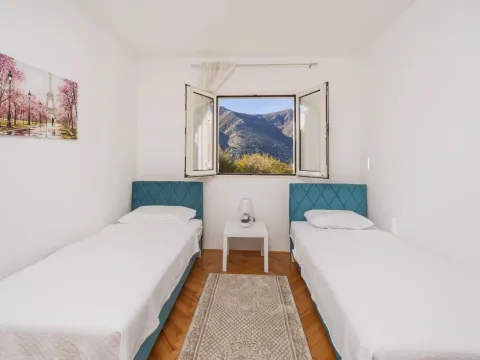 Izdavanje, trosoban stan, 103m², Dobrota, Kotor - image 17