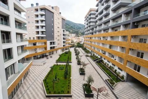 Pogled na dvorište i fasadu modernih stambenih zgrada. - image 8