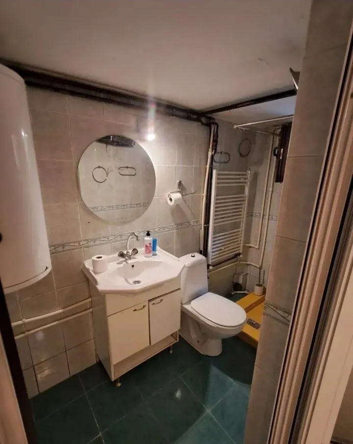 Manje kupatilo sa umivaonikom, wc šoljom i tuš kabinom.