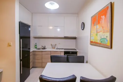 Kuhinja sa trpezarijskim stolom i bijelim elementima. - image 3