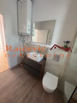 Savremeno opremljeno kupatilo sa umivaonikom, WC šoljom i bojlerom. - image 9