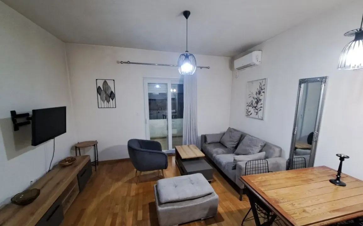 Izdavanje, dvosoban stan, 60m², Centar, Podgorica