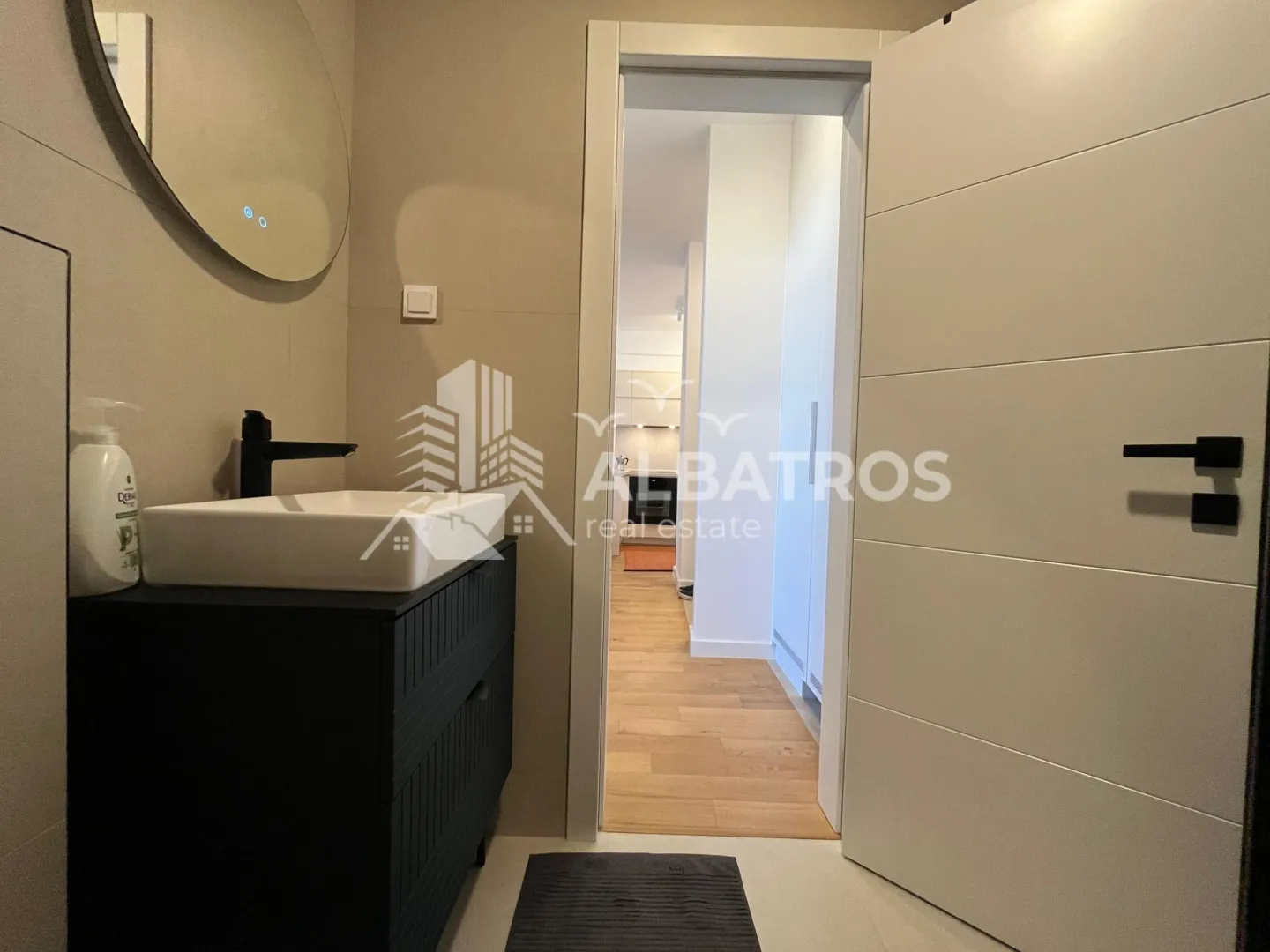 Izdavanje, jednosoban stan, 63m², Centar, Bar