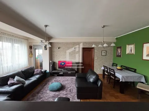 Prostrana dnevna soba sa garniturom, TV-om i trpezarijskim stolom. - image 4