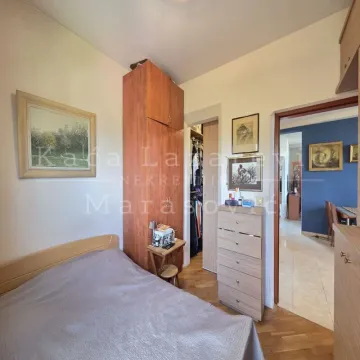 Manja spavaća soba sa krevetom i ormarom. - image 10