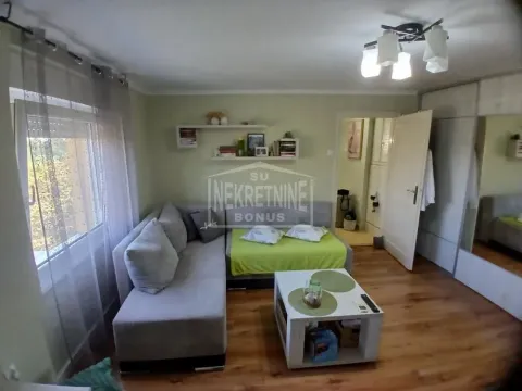 Dnevna soba sa ugaonom garniturom, stočićem i garderoberom. - image 7