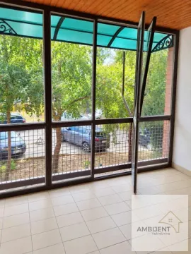 Zastakljeni balkon sa velikim prozorima i pogledom na zelenilo. - image 7