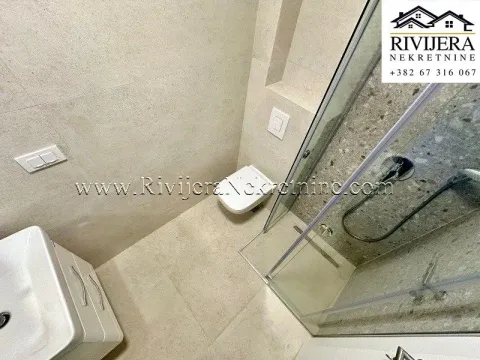 Pogled odozgo na moderno opremljeno kupatilo sa tuš kabinom. - image 4