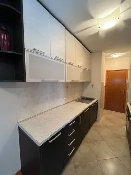 Kuhinja sa donjim i gornjim elementima i radnom površinom. - image 20