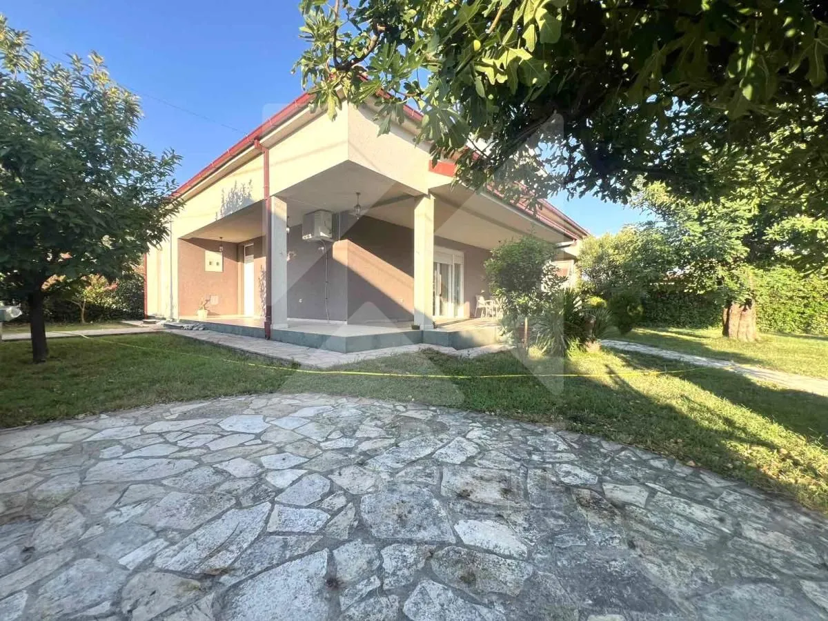 Prodaja, kuća, 200m², Tološi, Podgorica