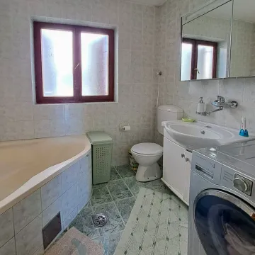 Kupatilo opremljeno kadom, umivaonikom, WC šoljom i mašinom za veš. - image 28