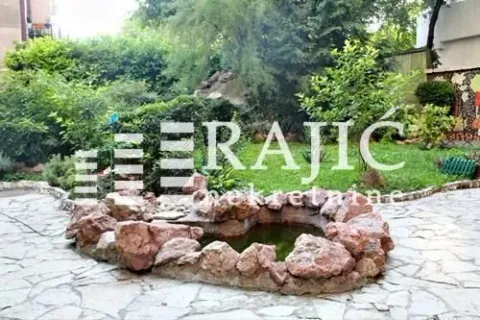 Uređeno dvorište sa kamenom fontanom i zelenilom. - image 16
