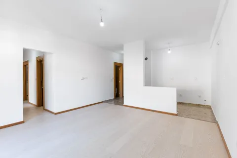 Prazna neopremljena prostorija sa bijelim zidovima i drvenim podom. - image 5