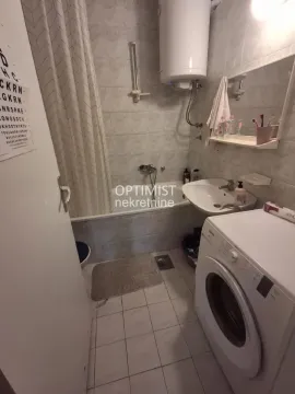 Kupatilo opremljeno kadom, umivaonikom, veš mašinom i bojlerom. - image 14