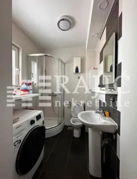 Moderno kupatilo sa tuš kabinom, umivaonikom i veš mašinom. - image 9