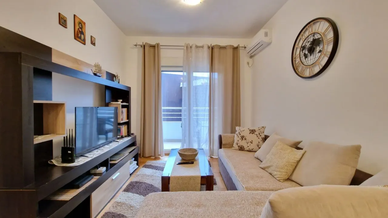 Izdavanje, dvosoban stan, 50m², Budva, Crna Gora