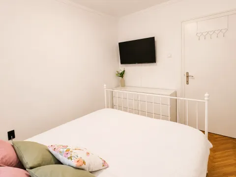 Rent, two bedroom apartment, 52m², Dubovica, Budva - image 11