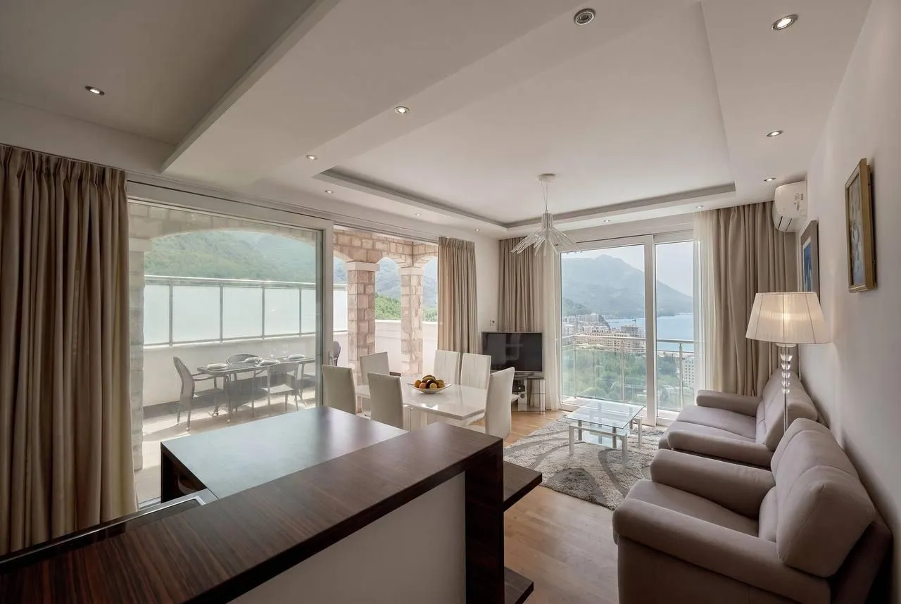 Spacious living room with dining area and access to a terrace with sea view.