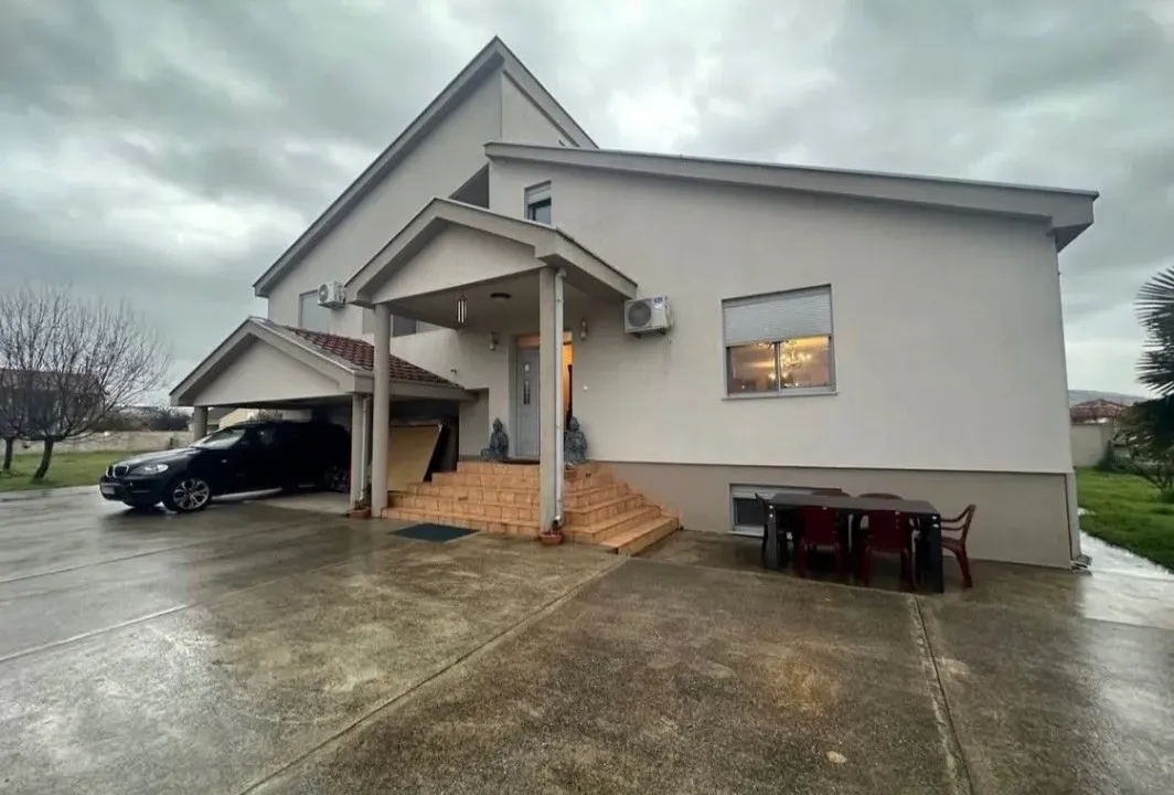 Izdavanje, kuća, 400m², Donja Gorica, Podgorica