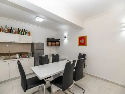 Prodaja, četvorosoban stan, 145m², Đenovići, Herceg Novi - image 4