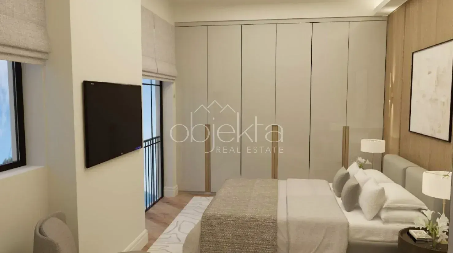 Moderna spavaća soba sa bračnim krevetom, velikim plakarom i televizorom na zidu.