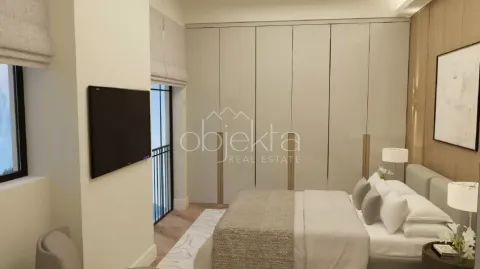 Moderna spavaća soba sa bračnim krevetom, velikim plakarom i televizorom na zidu. - image 10