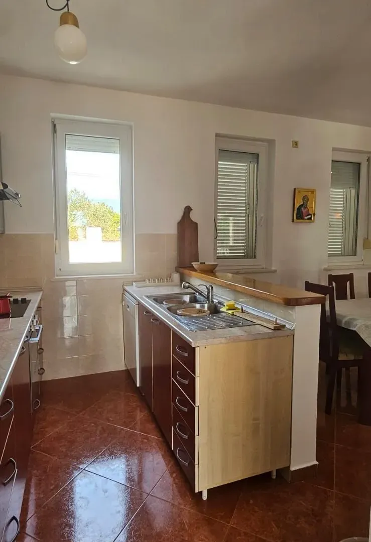 Izdavanje, kuća, 180m², Krimovica, Kotor