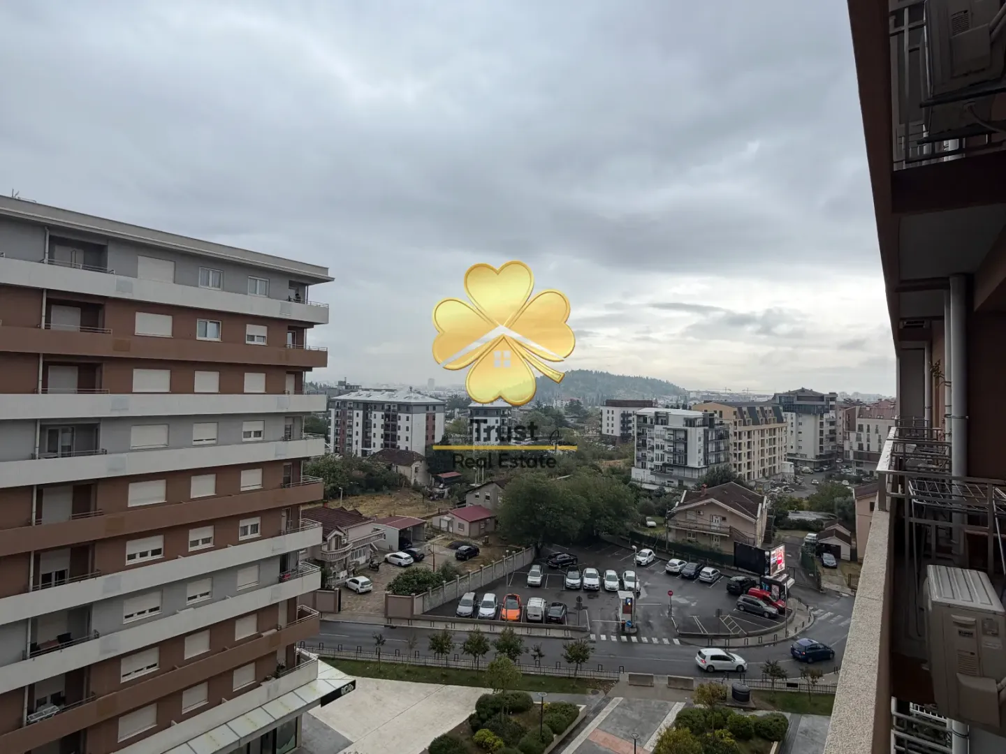 Pogled sa terase na gradsko naselje i okolne zgrade.