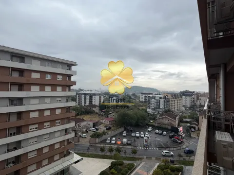 Pogled sa terase na gradsko naselje i okolne zgrade. - image 6