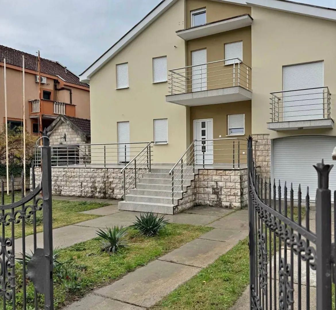 Rent, house, 500m², Stari Aerodrom, Podgorica
