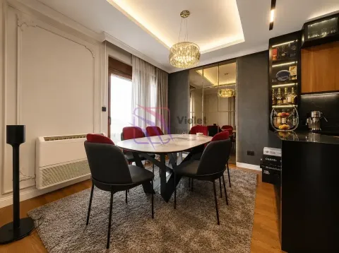 Moderna trpezarija sa stolom, stolicama i ugradnim elementima. - image 9