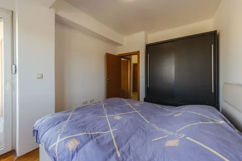 Svijetla spavaća soba sa velikim krevetom i crnim trokrilnim plakarom. - image 16