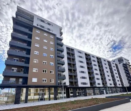 Eksterijer moderne višespratne stambene zgrade. - image 2