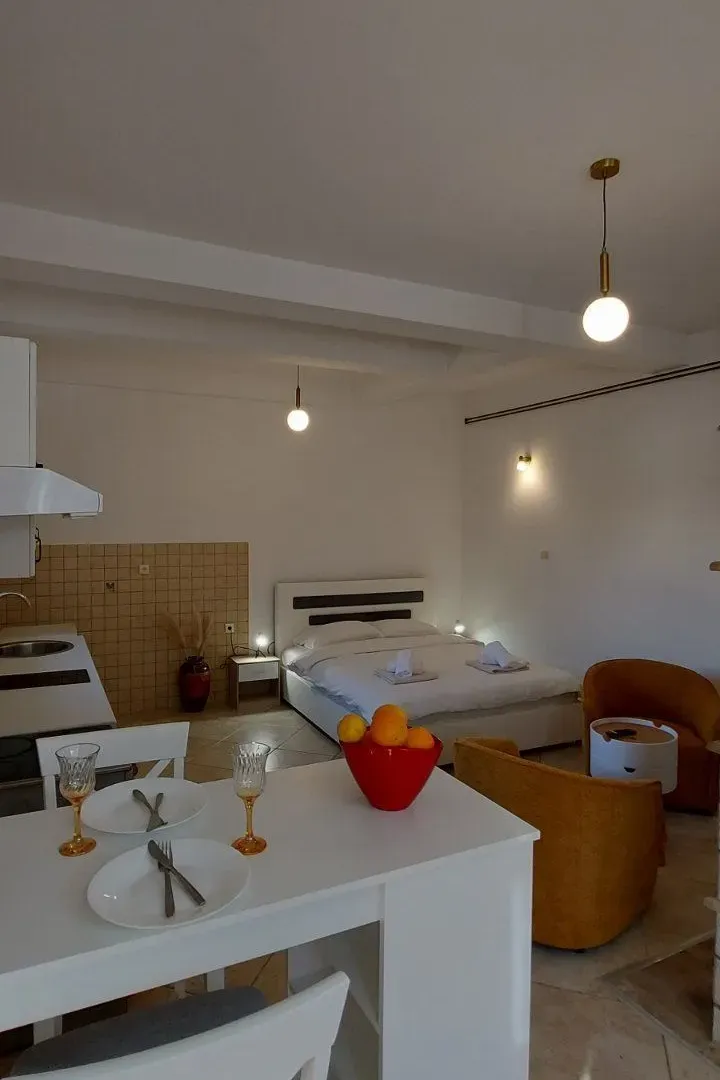 Izdavanje, garsonjera, 35m², Škaljari, Kotor