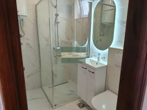 Moderno kupatilo sa tuš kabinom, umivaonikom i wc šoljom. - image 9
