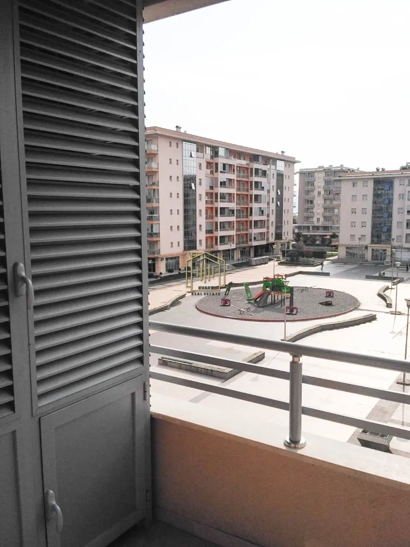 Pogled sa terase na zgrade i igralište u naselju.