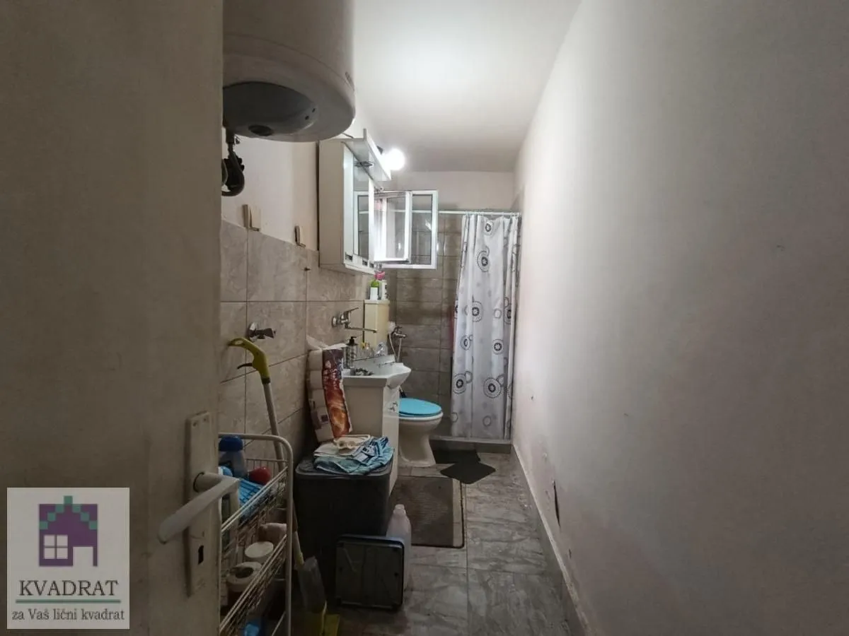 Pogled na kupatilo sa sanitarijama i tuš kabinom.