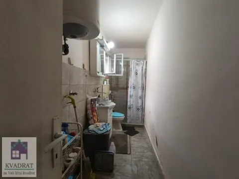 Pogled na kupatilo sa sanitarijama i tuš kabinom. - image 9