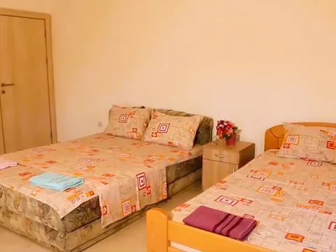 Izdavanje, kuća, 382m², Krimovica, Kotor - image 13