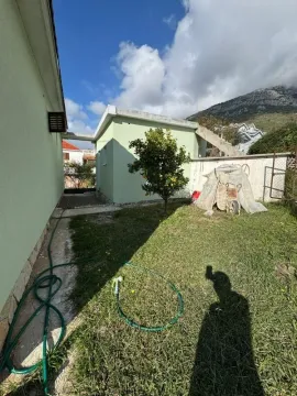 Pogled na dvorište i spoljašnji dio kuće sa zelenilom. - image 7