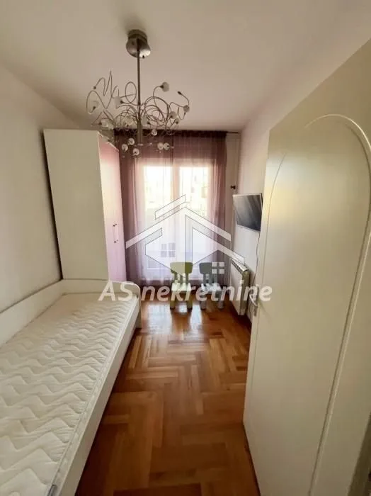 Izdavanje, četvorosoban stan, 120m², Voždovac Sve Podlokacije, Beograd