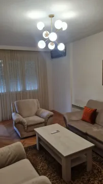 Svijetla dnevna soba sa udobnim namještajem i modernim lusterom. - image 15