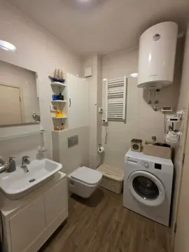 Potpuno opremljeno kupatilo sa sanitarijama, veš mašinom i ugradnim bojlerom. - image 12