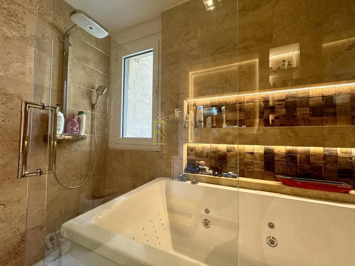 Prodaja, trosoban stan, 130m², Centar, Podgorica