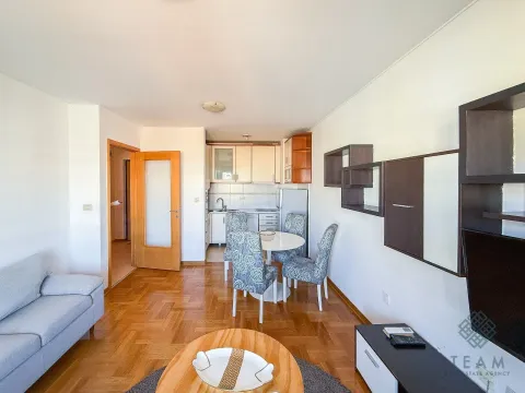 Dnevni boravak sa trpezarijom i kuhinjom u pozadini. - image 4