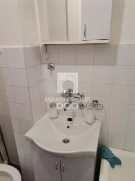 Manje kupatilo sa umivaonikom, ogledalom i zidnim pločicama. - image 8