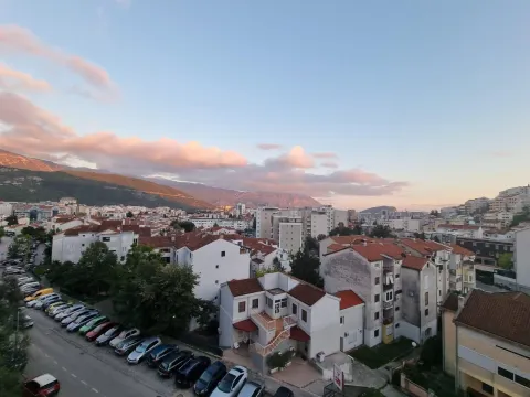 Pogled sa terase na grad i okolne planine u suton. - image 15