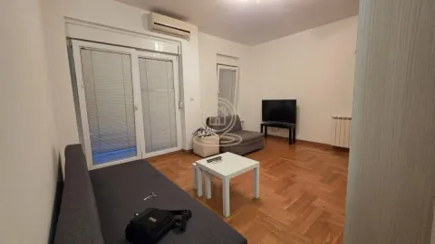 Dnevna soba sa garniturom, stočićem i televizorom. - image 7