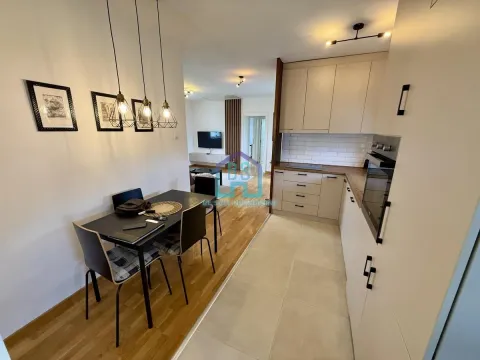 Moderna kuhinja sa trpezarijom i ugrađenim aparatima. - image 8